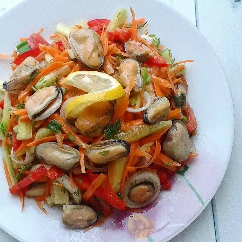 Летний салат с мидиями и свежими овощами для бодрствующей энергии