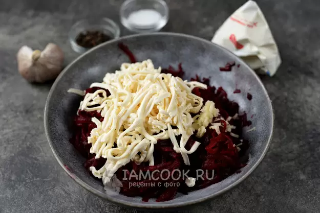 Свекольный салат для настоящих гурманов: простой, но эффектный вкус