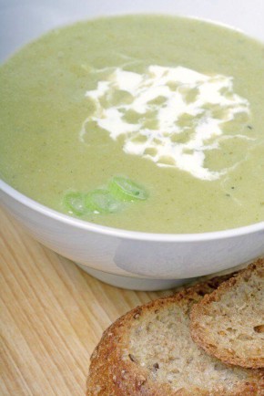 Ароматный суп-пюре с луком-пореем и куриными потрошками