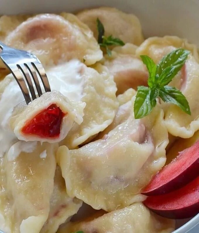 Вареники со сливами: быстрое и вкусное лакомство