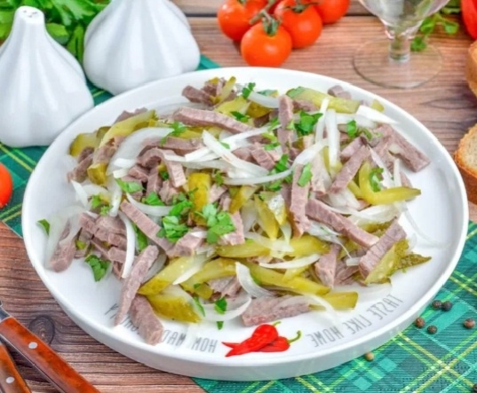 Салат с говядиной и солёными огурцами: Пикантное блюдо для любого стола