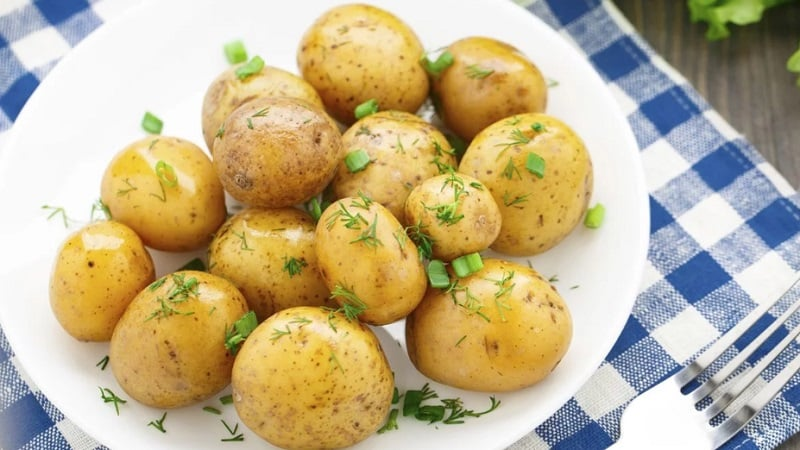 Неповторимый вкус молодого картофеля: как сварить его идеально