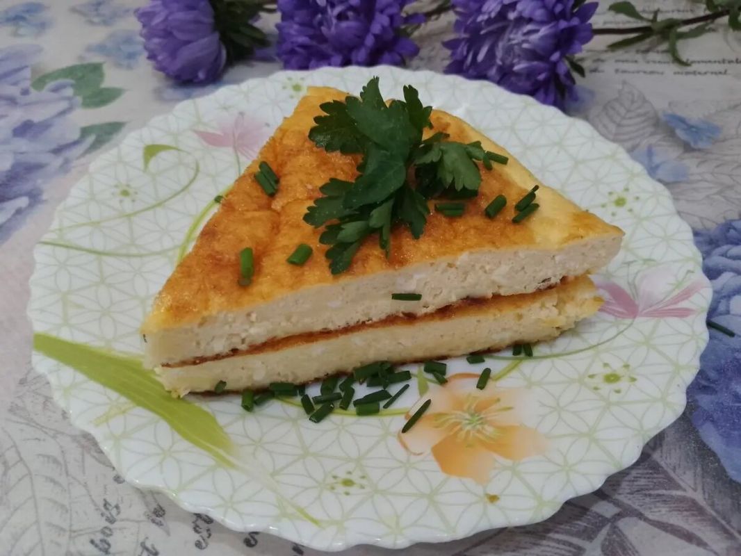 Вкусный и сытный завтрак: яйца, творог и сыр в духовке