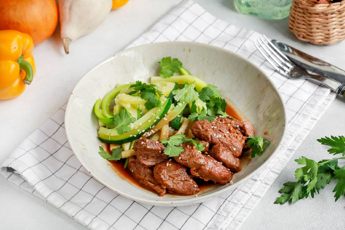 Говядина «Яла»: как сделать простое и вкусное блюдо с лапшой из цукини
